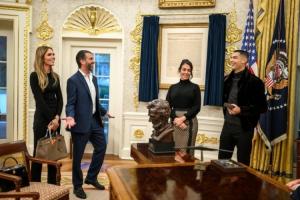 小特朗普与女友合影C罗乔治娜:永远不知道会在椭圆形办公室遇到谁